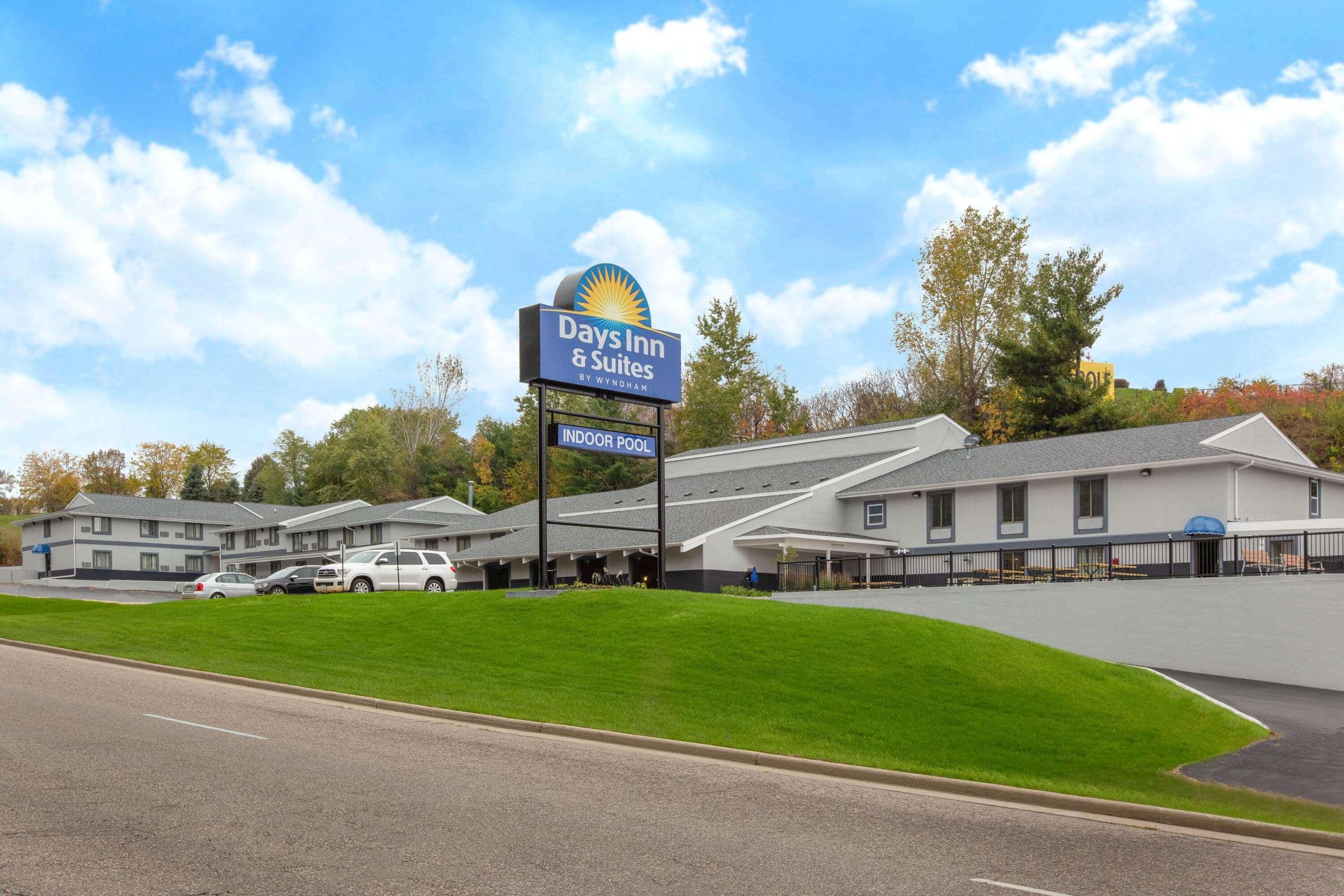 Days Inn & Suites By Wyndham Wisconsin Dells Exterior photo