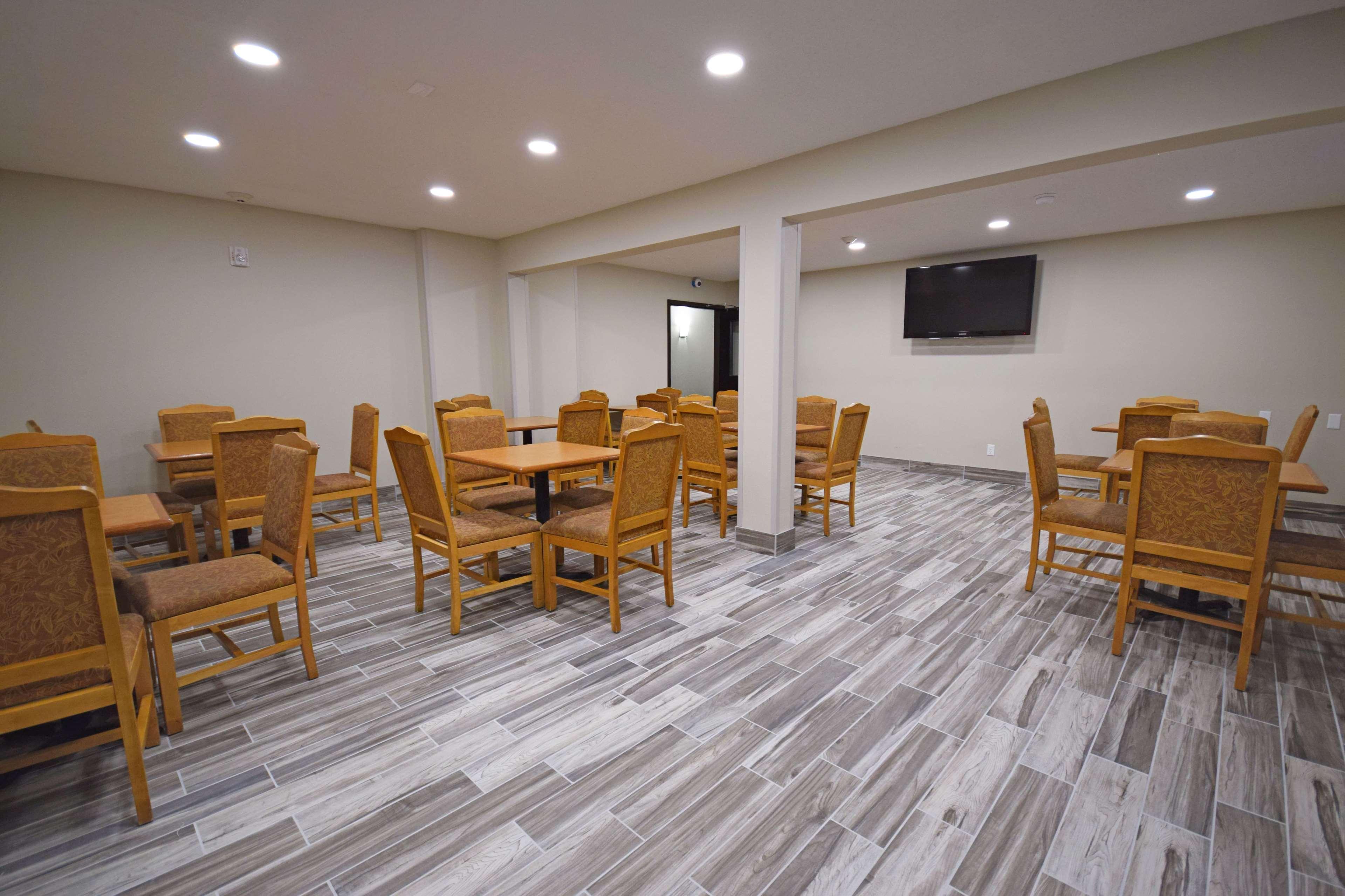 Days Inn & Suites By Wyndham Wisconsin Dells Exterior photo