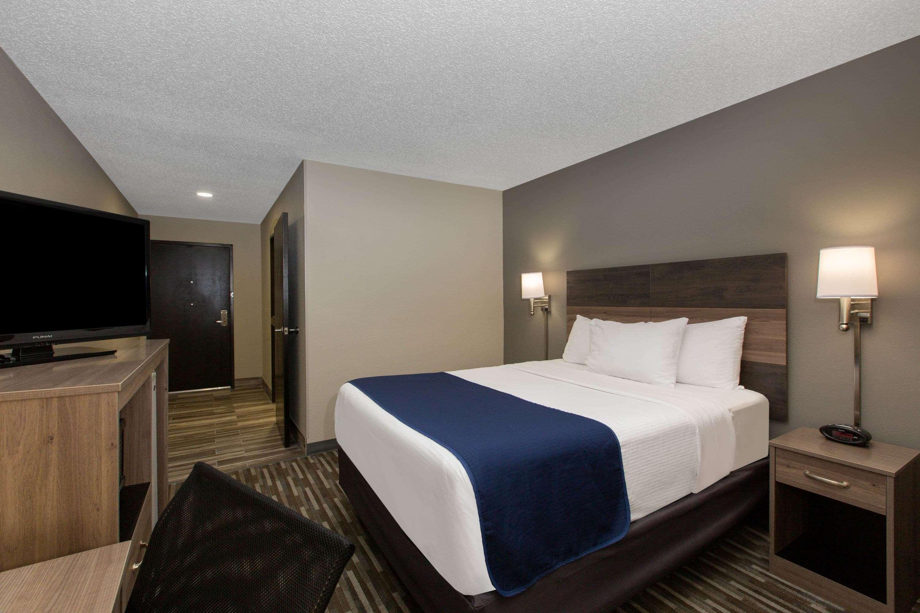 Days Inn & Suites By Wyndham Wisconsin Dells Exterior photo