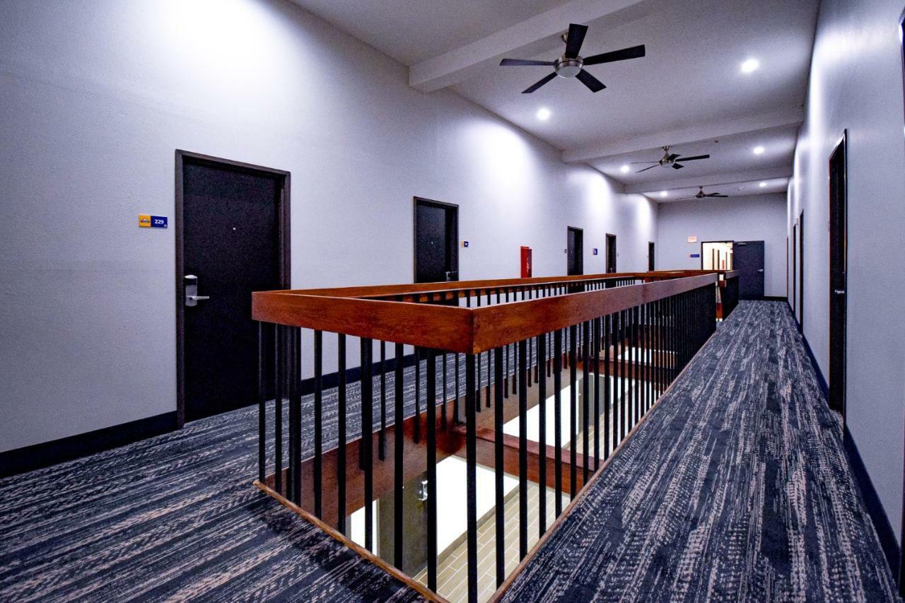 Days Inn & Suites By Wyndham Wisconsin Dells Exterior photo