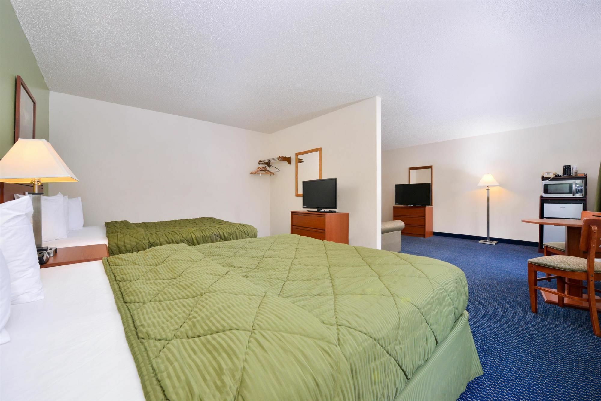 Days Inn & Suites By Wyndham Wisconsin Dells Exterior photo