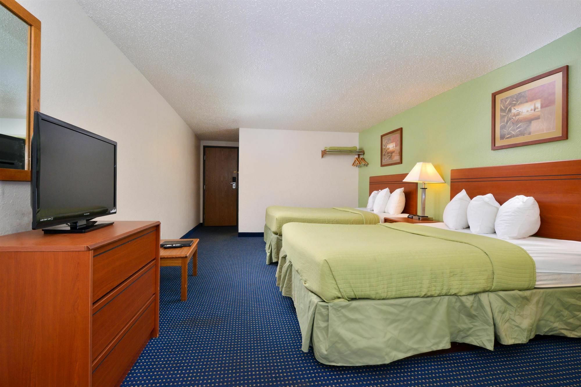Days Inn & Suites By Wyndham Wisconsin Dells Exterior photo
